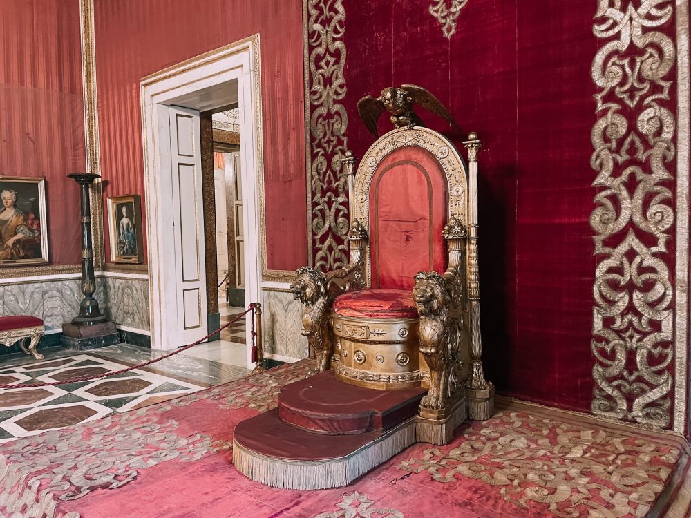 trono del Palazzo Reale di Napoli
