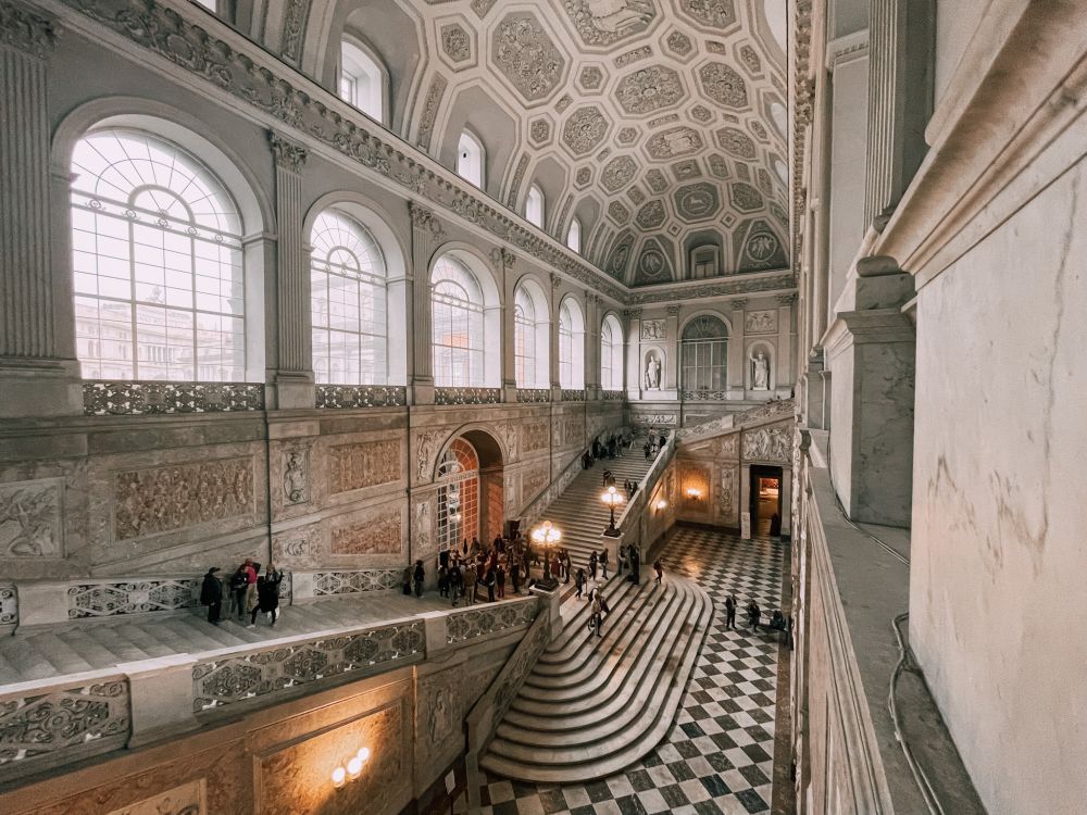 il celebre Scalone d'Onore di Palazzo Reale a Napoli