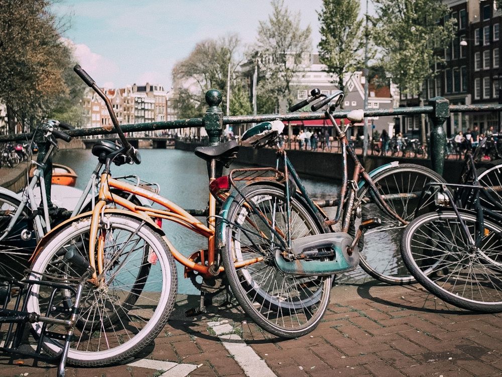 le biciclette vicino ai canali di Amsterdam