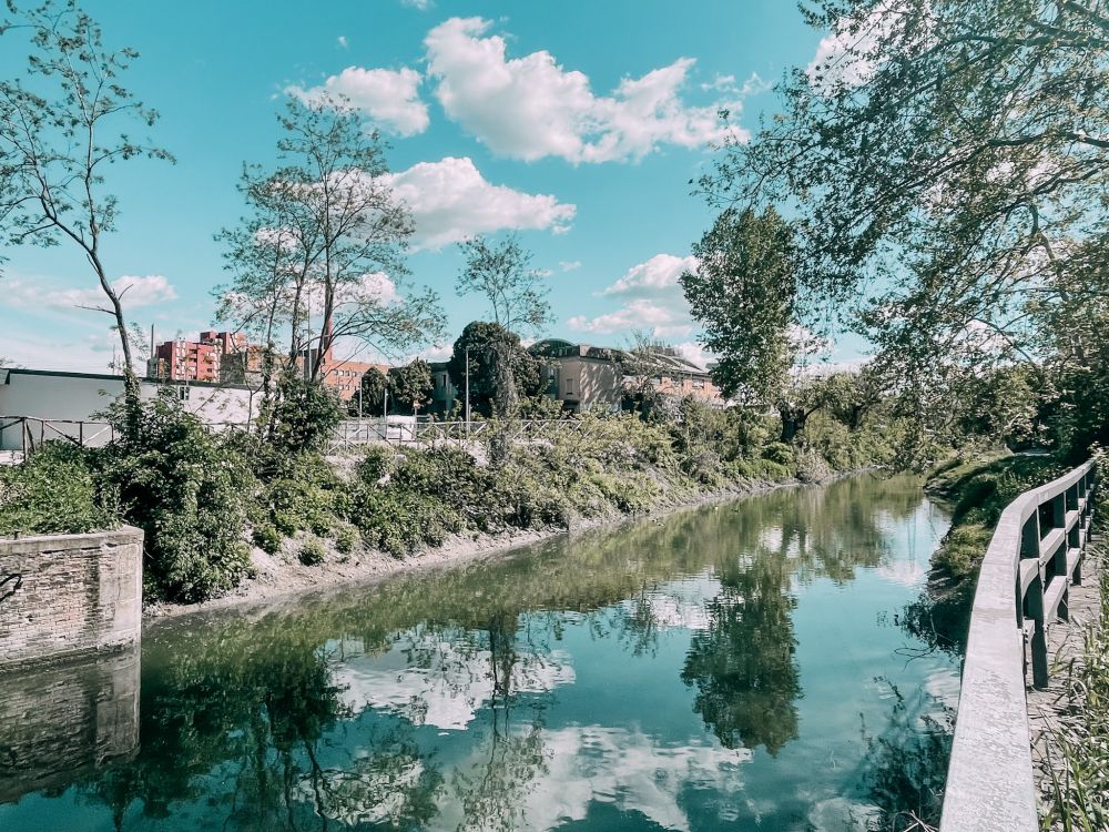 il canale Navile a Bologna nei pressi del sostegno del Battiferro