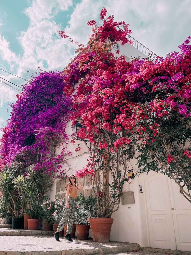 il punto più fotogenico di Ibiza con bouganville coloratissime