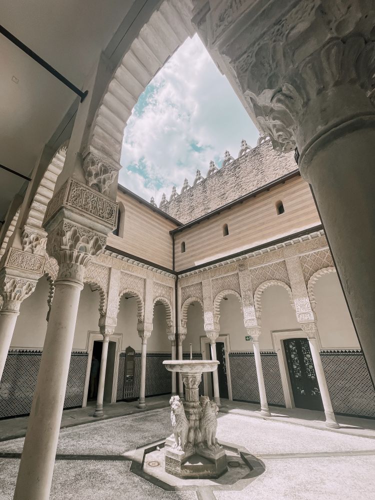 il cortile dei Leoni della Rocchetta Mattei ispirato all'Alhambra