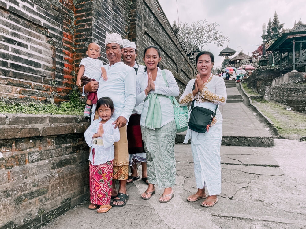 famiglia balinese nella festività di Galungan e Kuningan