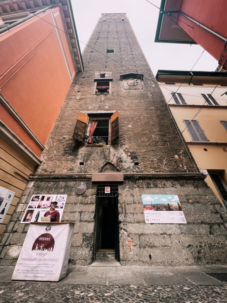 la Torre Prendiparte a Bologna