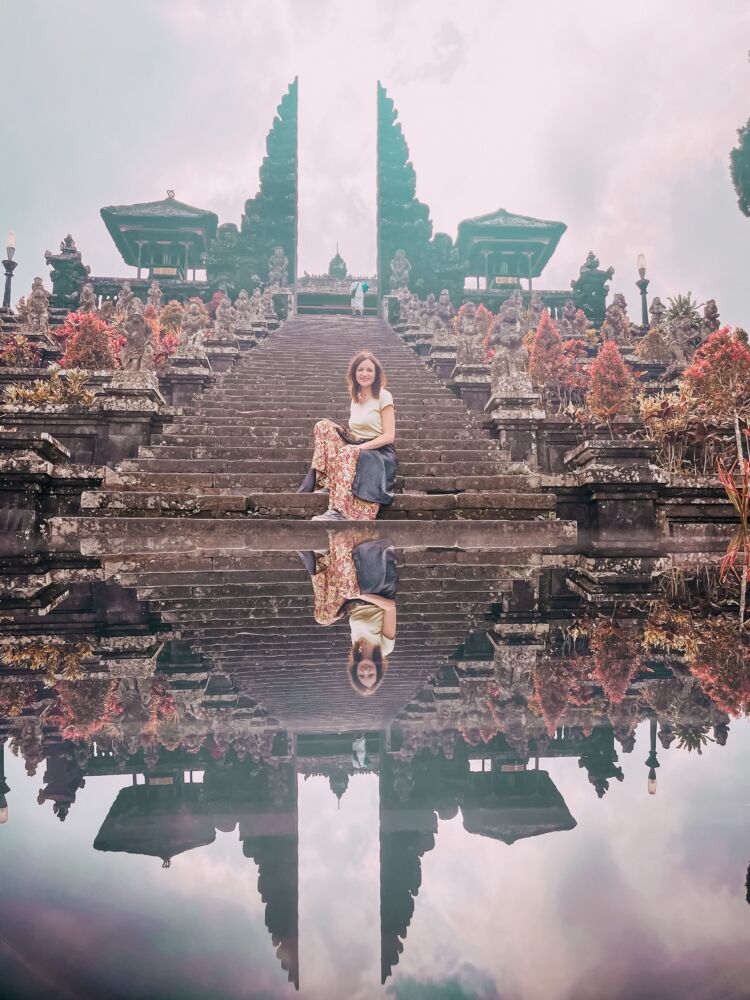 davanti al tempio Besakih a Bali