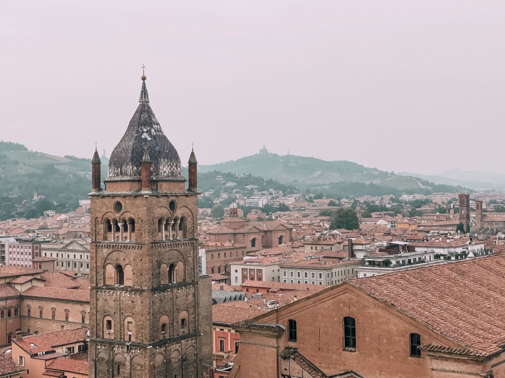 il Santuario di San Luca si vede nitidamente dalla Torre Prendiparte