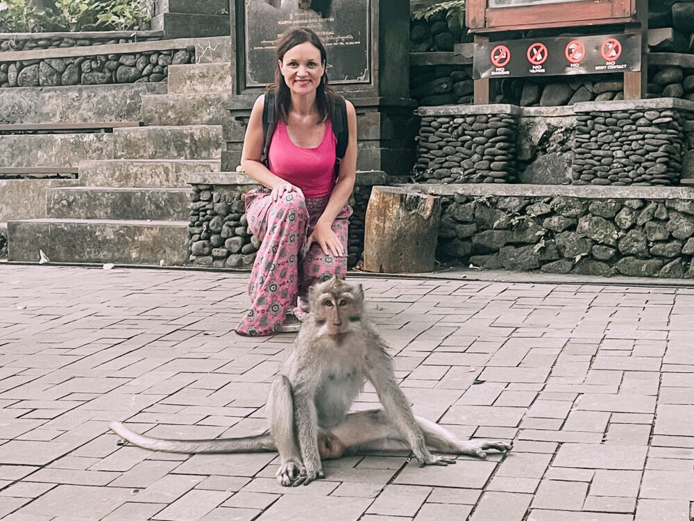 con le scimmie della Monkey Forest di Ubud a Bali