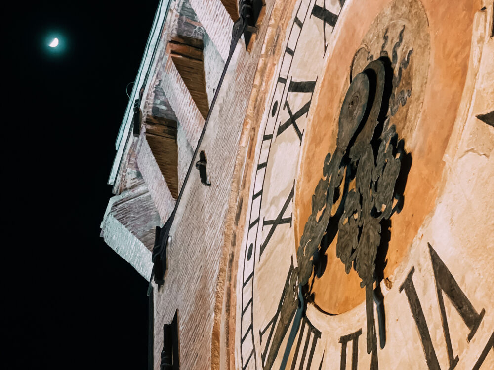particolare dell'orologio della torre di Bologna