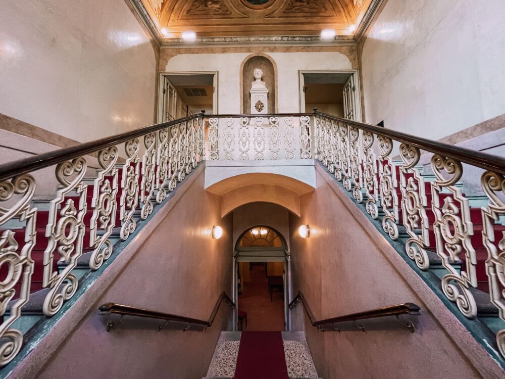 la scalinata del Teatro Giuseppe Verdi di Busseto