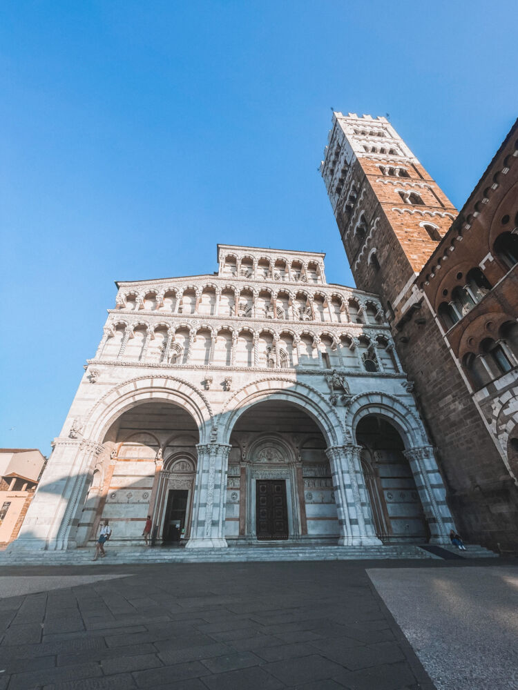 facciata asimmetrica della Cattedrale di San Martino nel centro di Lucca
