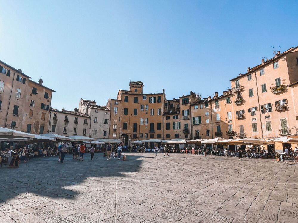 la magnifica Piazza dell'Anfiteatro di Lucca
