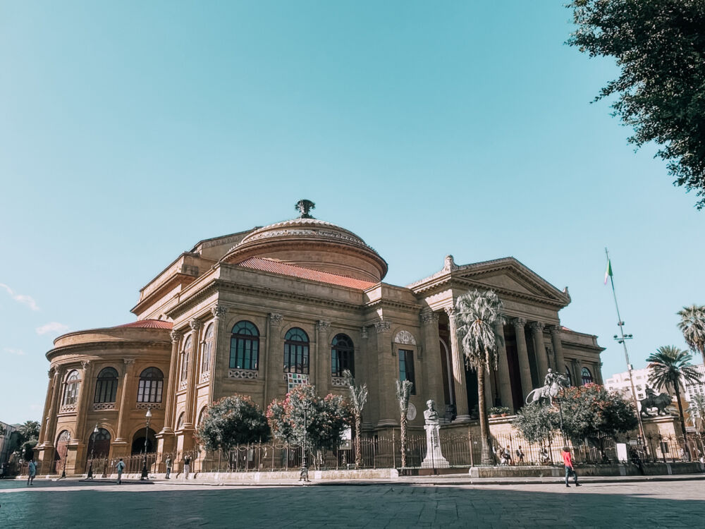 esterni del Teatro Massimo di Palermo in Piazza Verdi