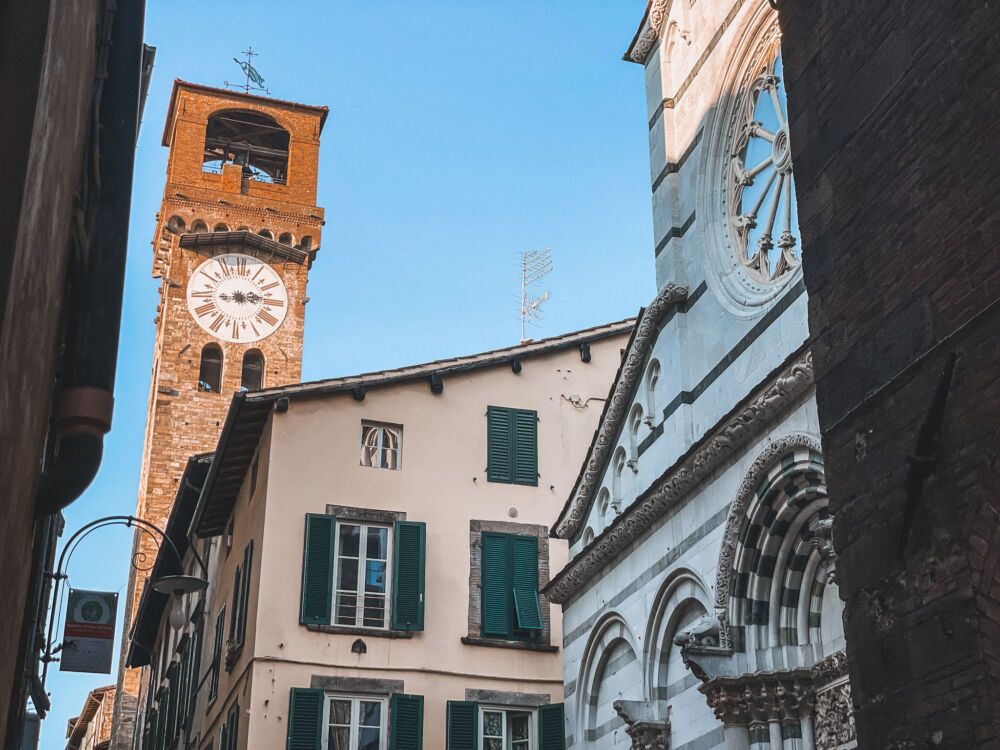 Torre delle Ore a Lucca con il suo imponente quadrante 