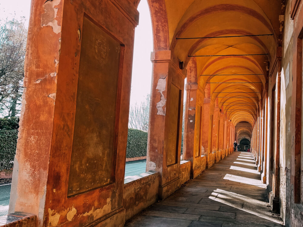 le arcate del portico di San Luca a Bologna