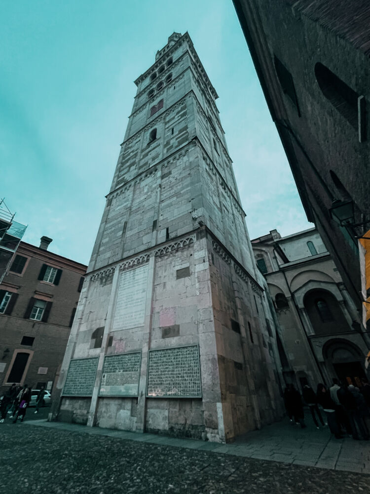 l'alta torre della Ghirlandina di Modena
