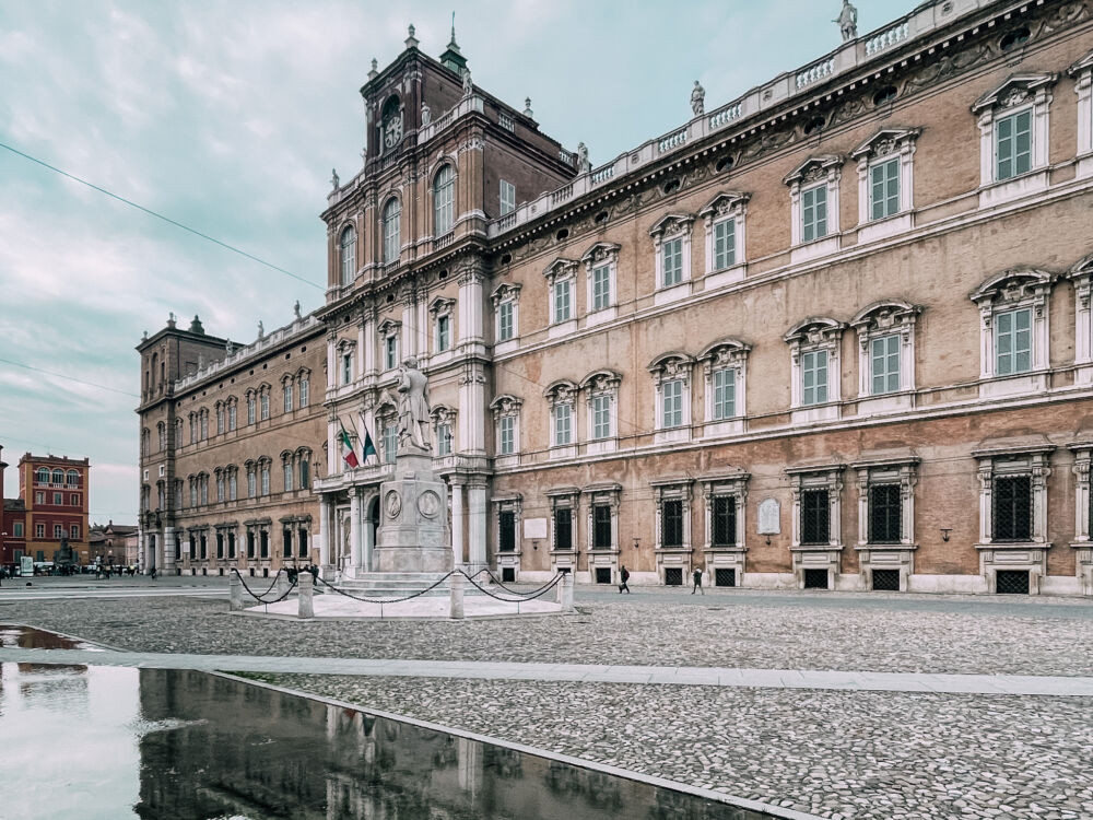 l'imponente facciata di Palazzo Ducale a Modena