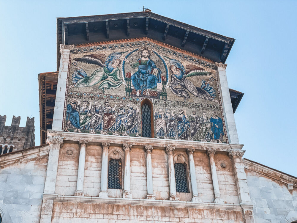 la facciata della Basilica di San Frediano a Lucca