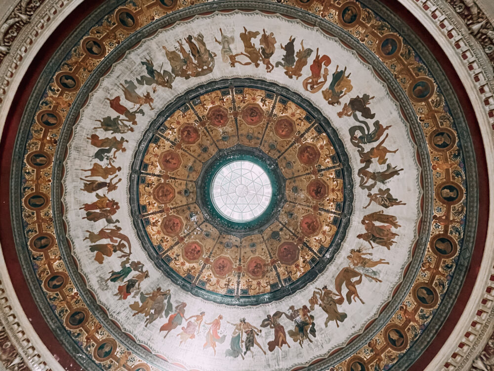 il soffitto circolare della Sala Pompeiana del Teatro Massimo di Palermo