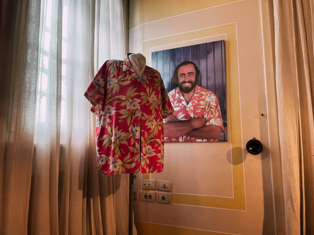 una delle camicie colorate di Pavarotti