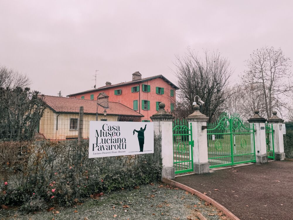 l'esterno della Casa Museo Luciano Pavarotti a Modena