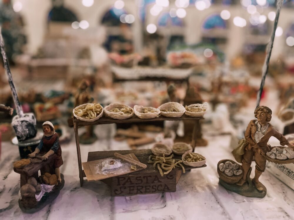 pasta fresca in miniatura realizzata a mano per il presepe di Via Parisio a Bologna