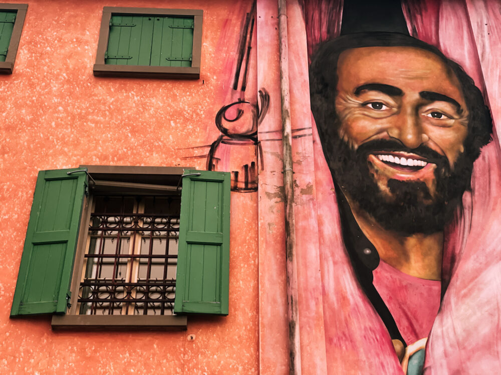 murale che omaggia il tenore presso Casa Museo Pavarotti