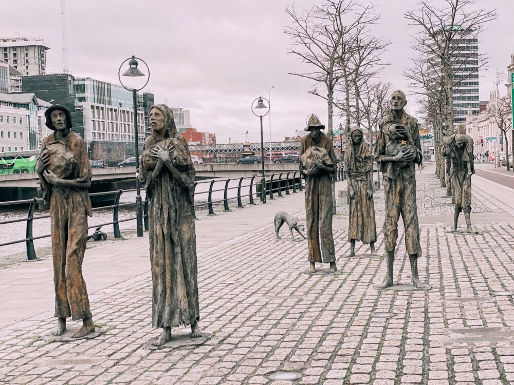 il gruppo scultoreo The Famine Memorial a Dublino