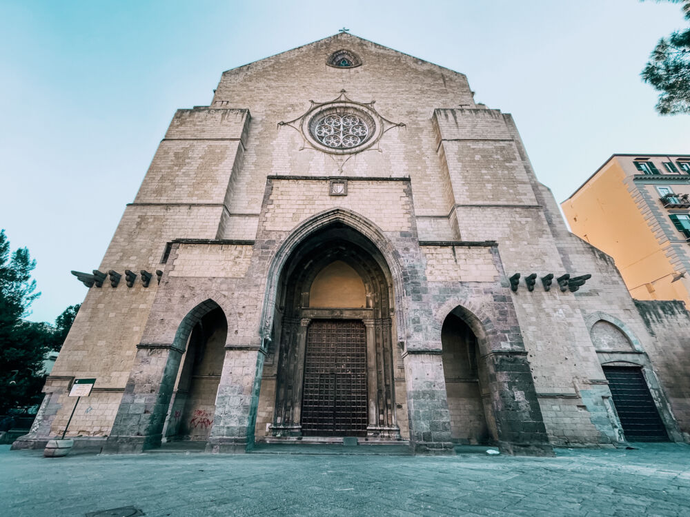 la facciata della Chiesa di Santa Chiara a Napoli dopo i restauri del 1953
