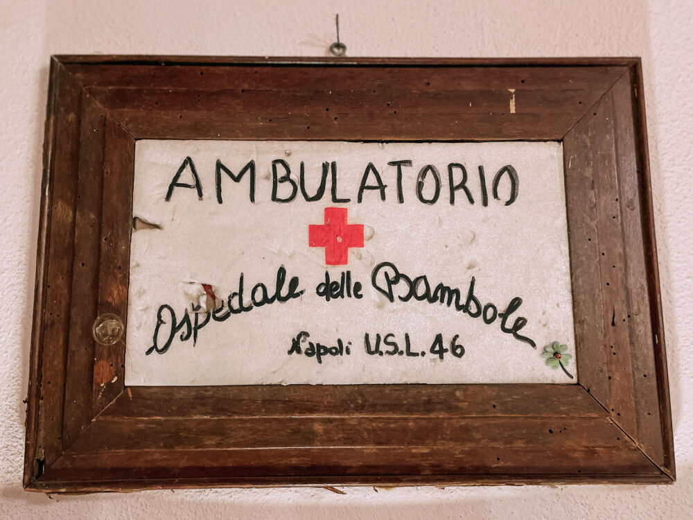 l'insegna all'interno del Bambolatorio dell'Ospedale delle Bambole di Napoli