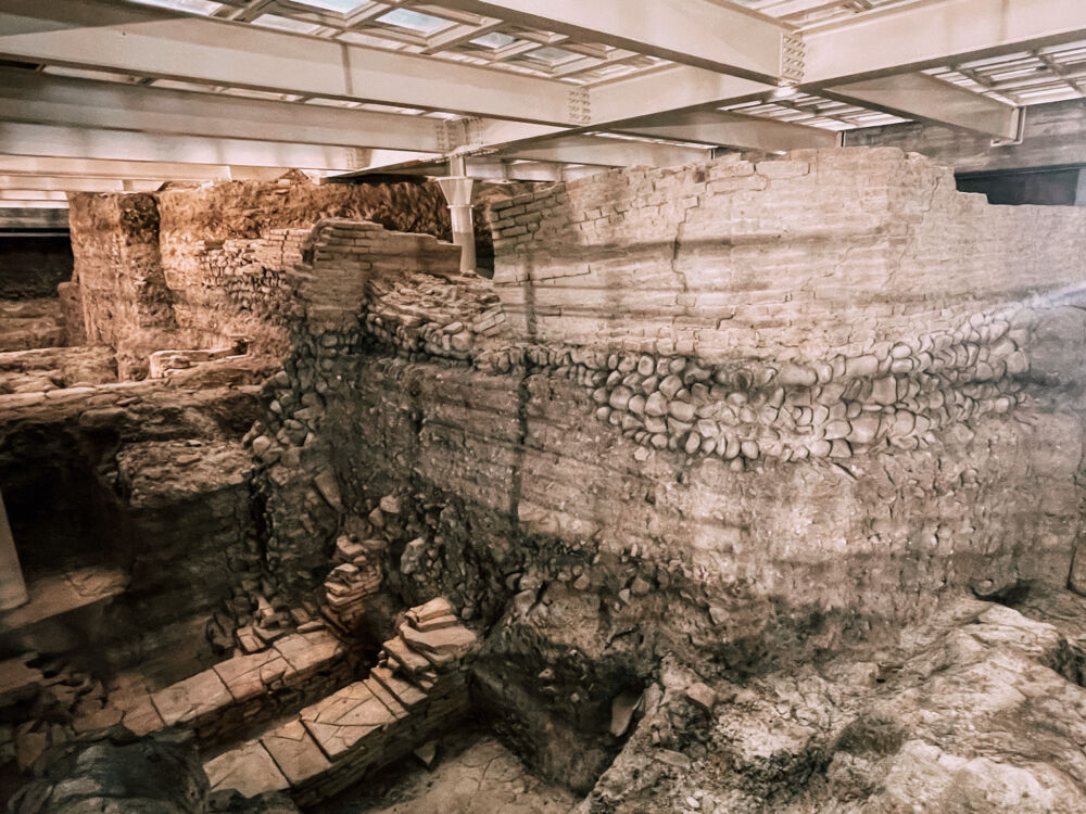 scavi archeologici presso la Sala Borsa a Bologna