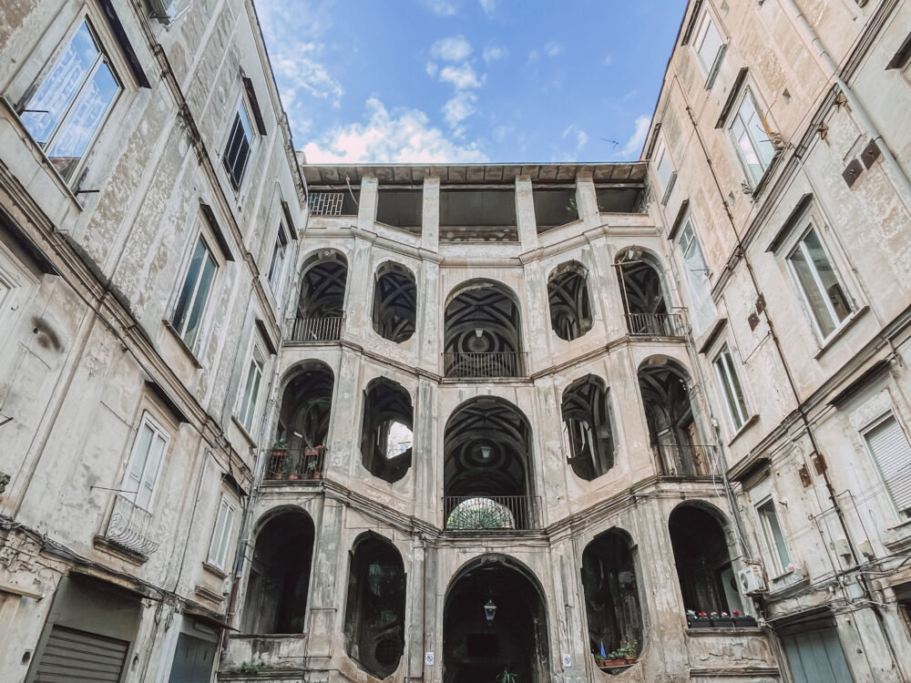 la facciata del Palazzo Sanfelice al Rione Sanità di Napoli