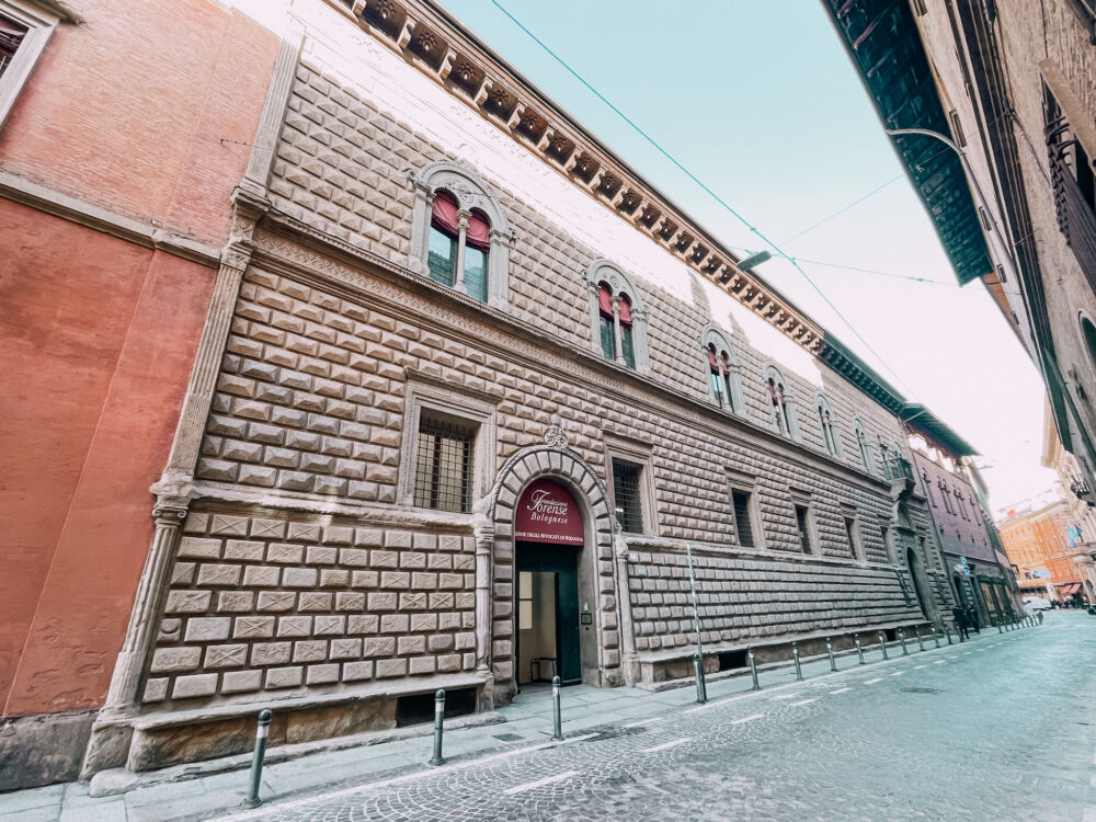 la facciata di Palazzo Sanuti Bevilacqua Degli Ariosti a Bologna