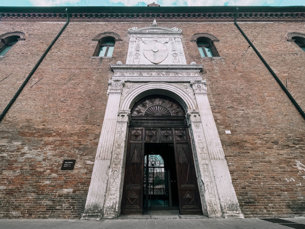 ingresso di Palazzo Schifanoia a Ferrara