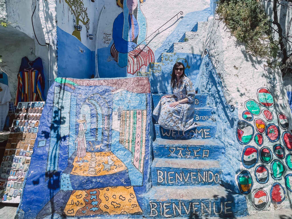 su una scalinata a Chefchaouen città blu del Marocco