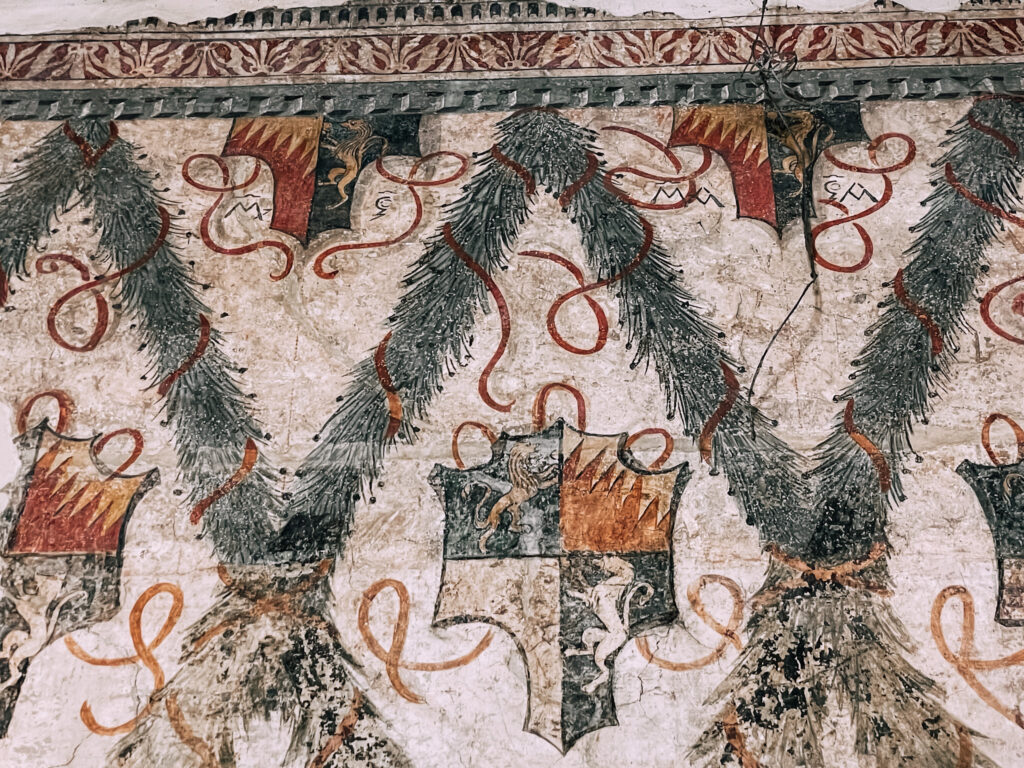 i monogrammi di Giovanni Bentivoglio e Ginevra Sforza nella Sala delle Ghirlande della Rocca dei Bentivoglio