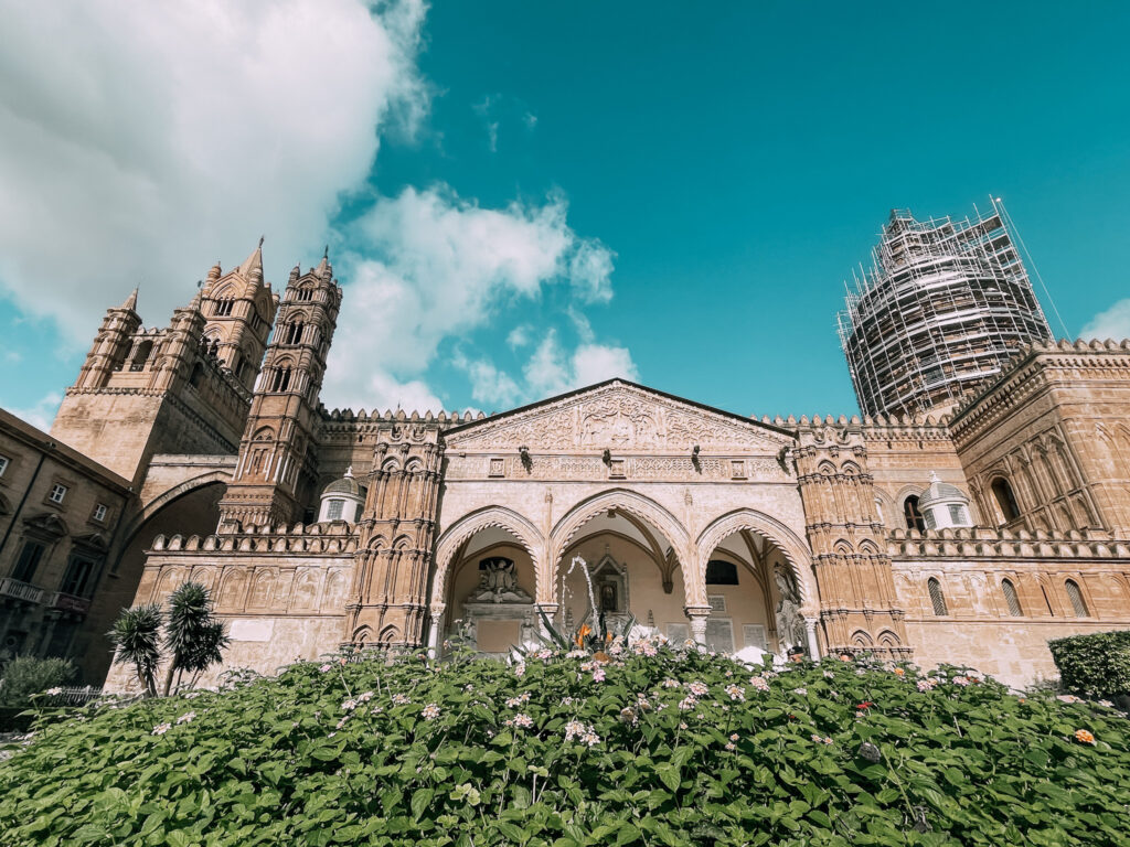 la facciata della cattedrale di Palermo