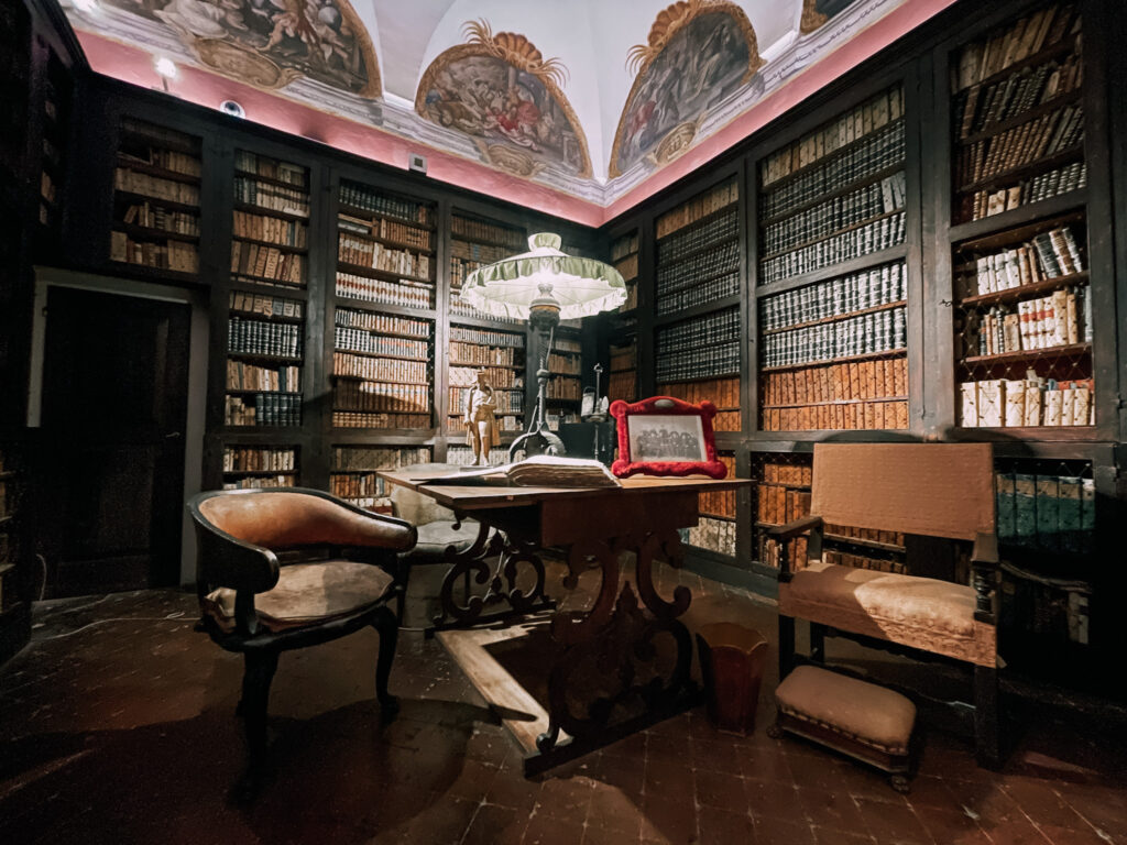 biblioteca con 2000 volumi a Palazzo Tozzoni
