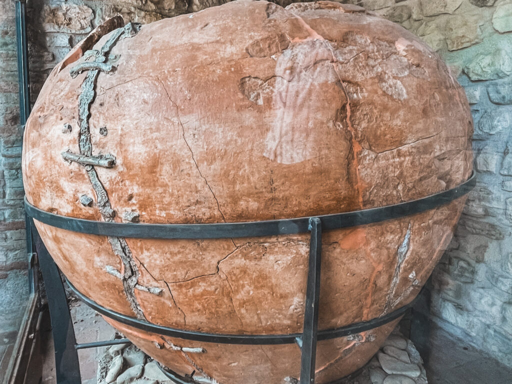 enorme dolio romano fuori dall'Ecomuseo di Castello di Serravalle