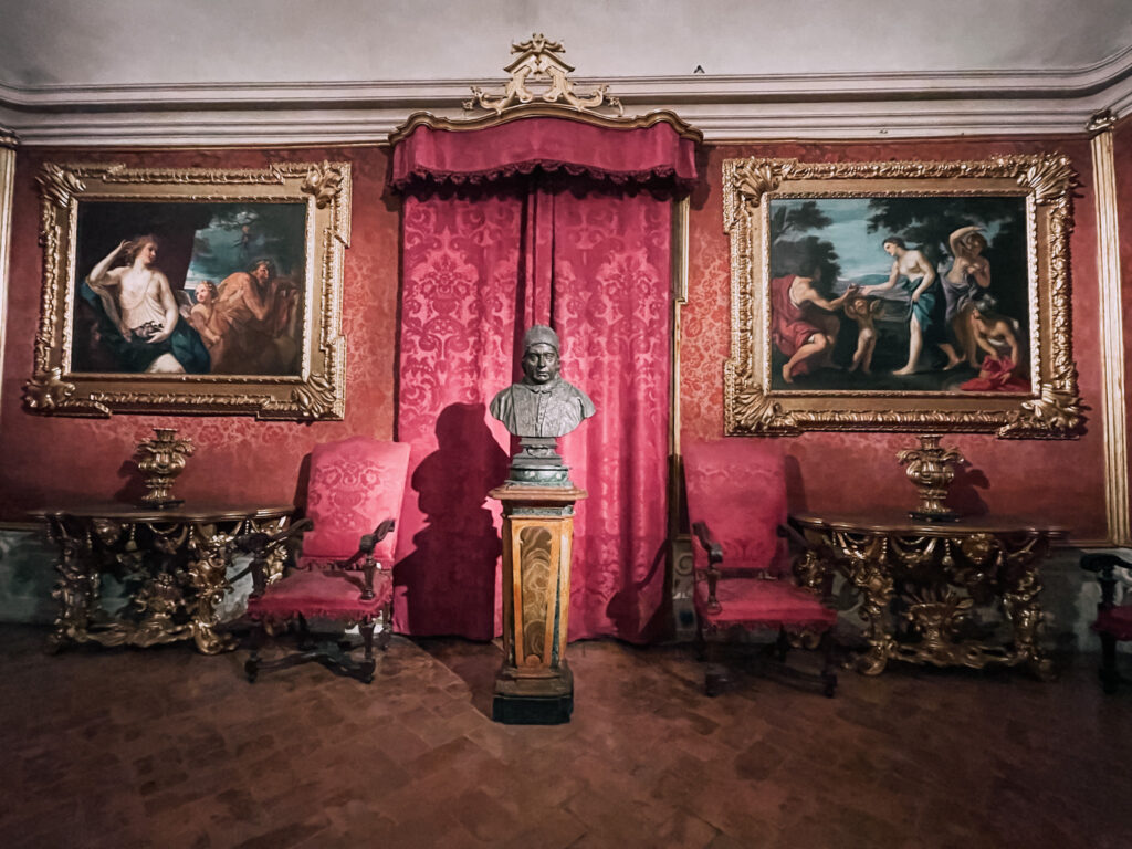 il salotto con il busto di Papa Benedetto XIV