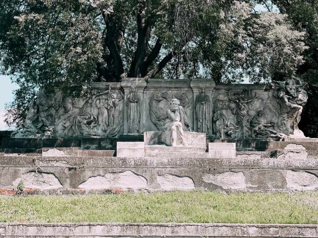 la scultura che raffigura Carducci nel giardino della sua Casa Museo