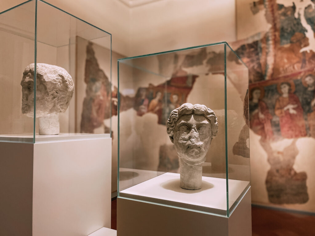 teste di marmo d'età romana custodite nel museo all'interno della Rocca di Novellara