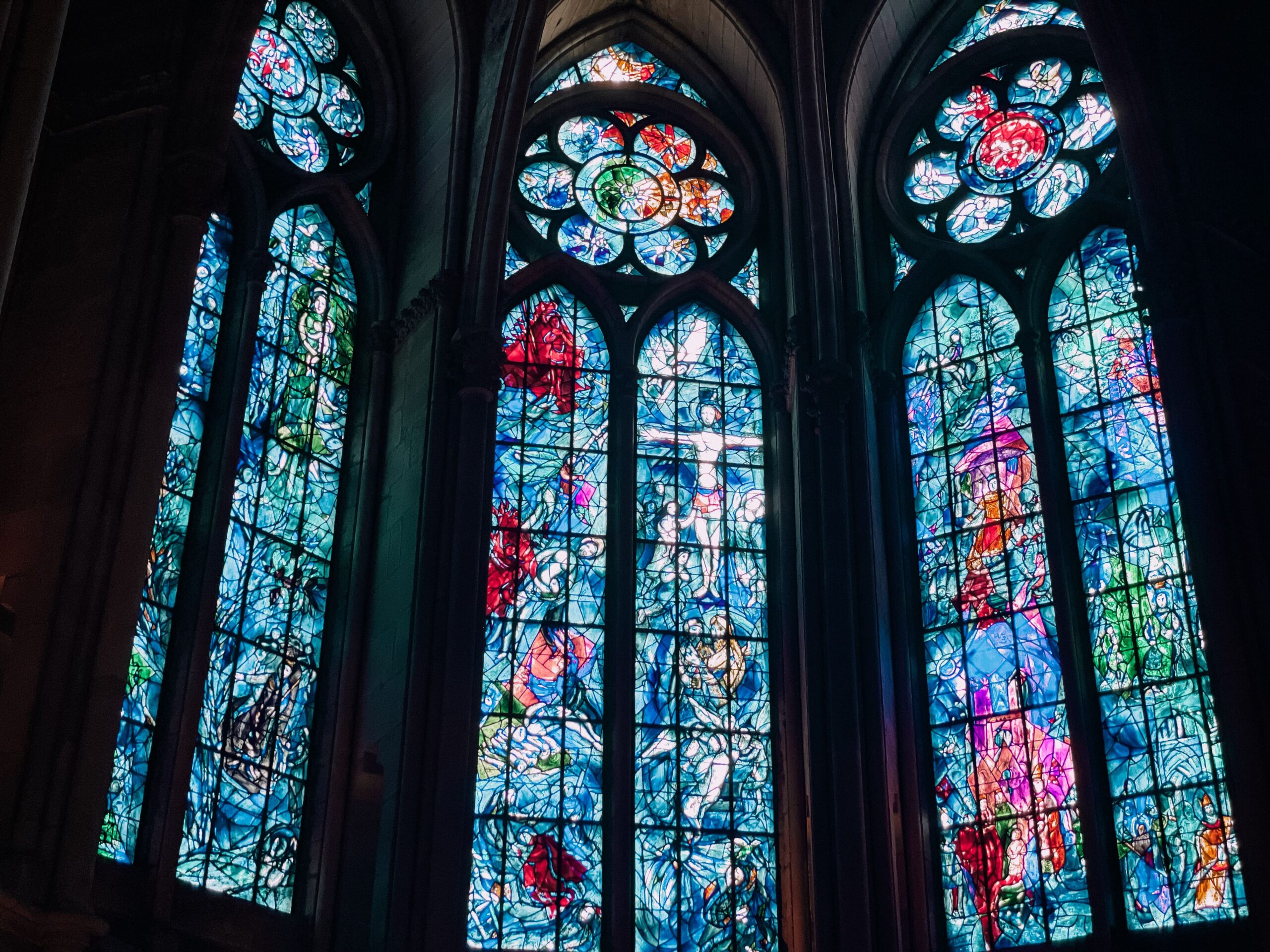 la vetrata realizzata da Marc Chagall nella Cattedrale di Reims