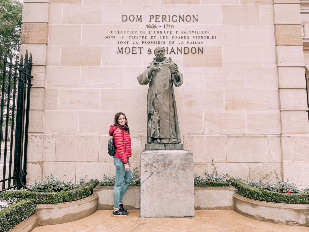 la statua di Dom Perignon a Epernay nella Champagne francese