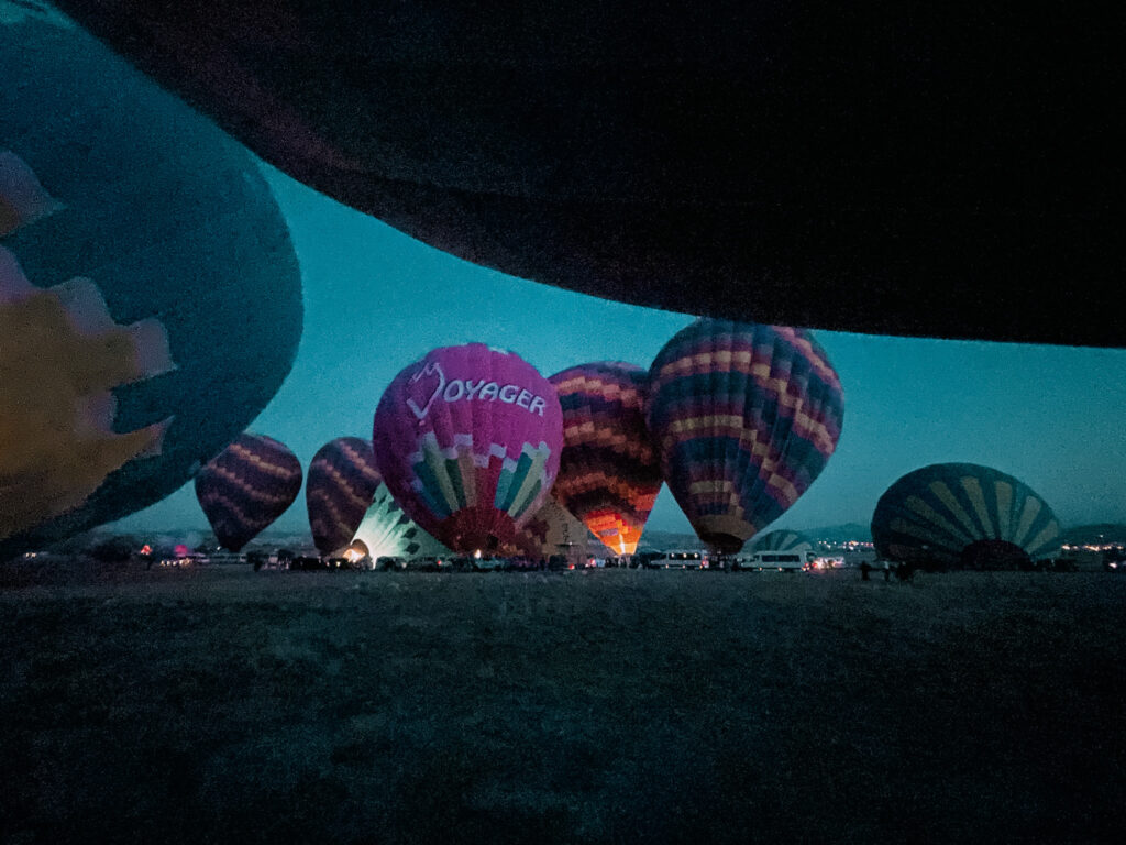 le mongolfiere che iniziano ad alzarsi in Cappadocia