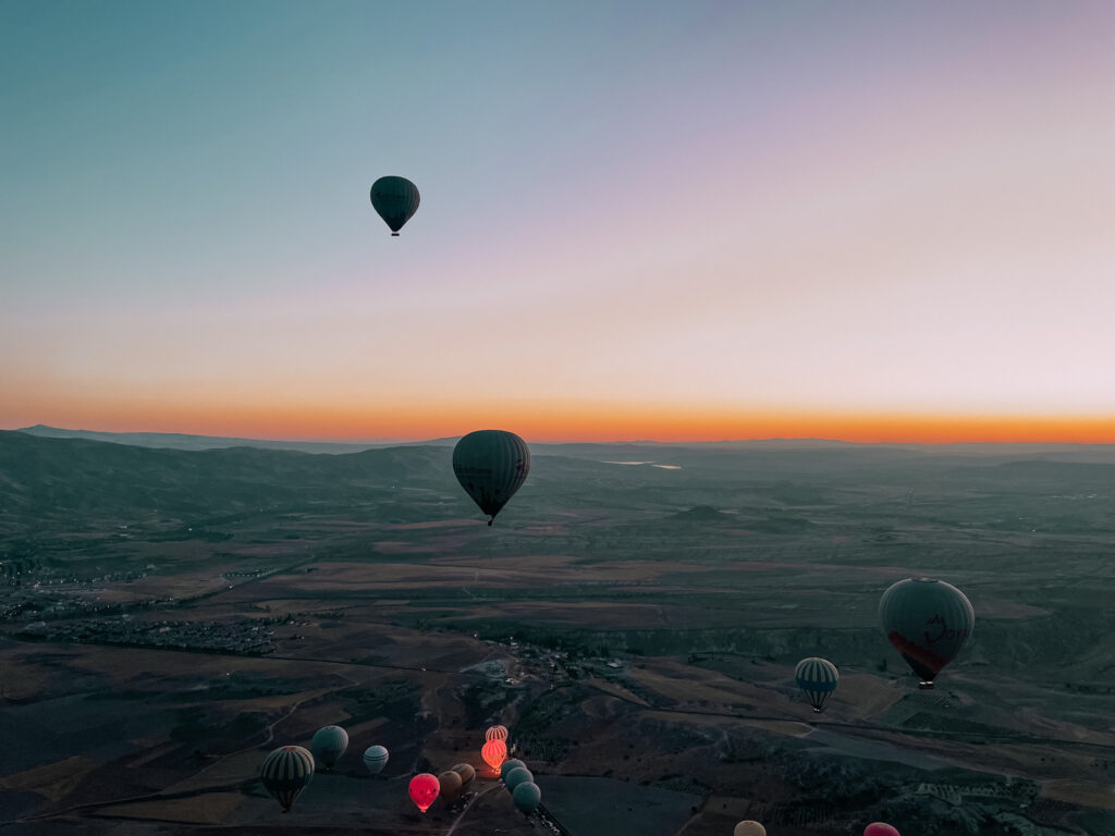 mongolfiere che si alzano in cielo in Cappadocia