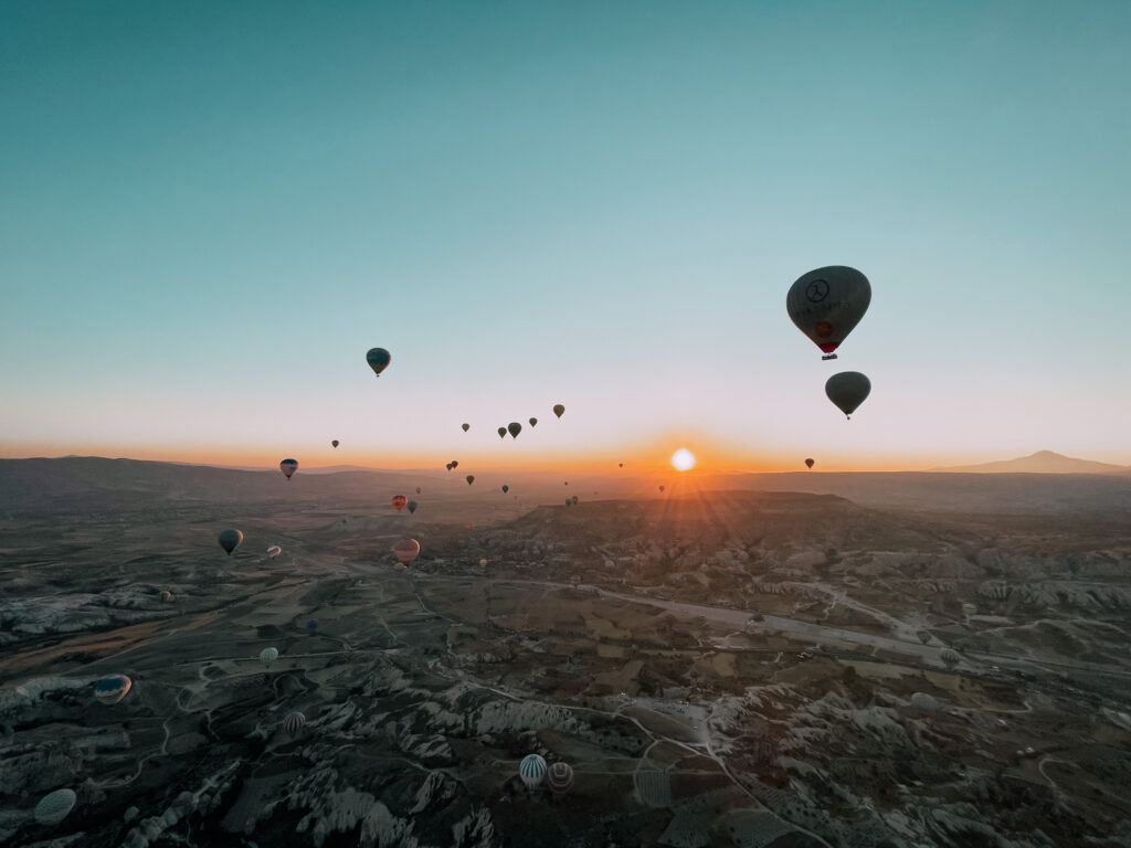 il sole sorge sui camini delle fate in Cappadocia