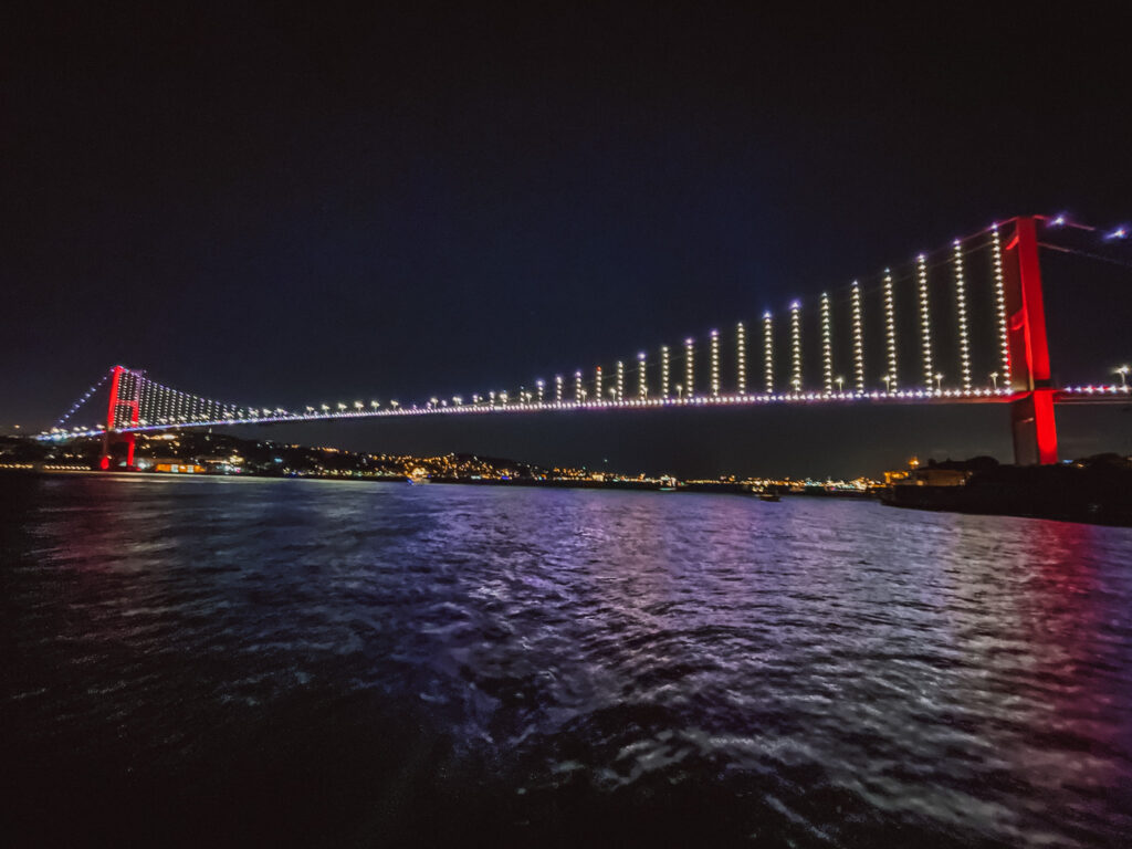 il ponte Fath Sultan Mehmet a Istanbul sul Bosforo