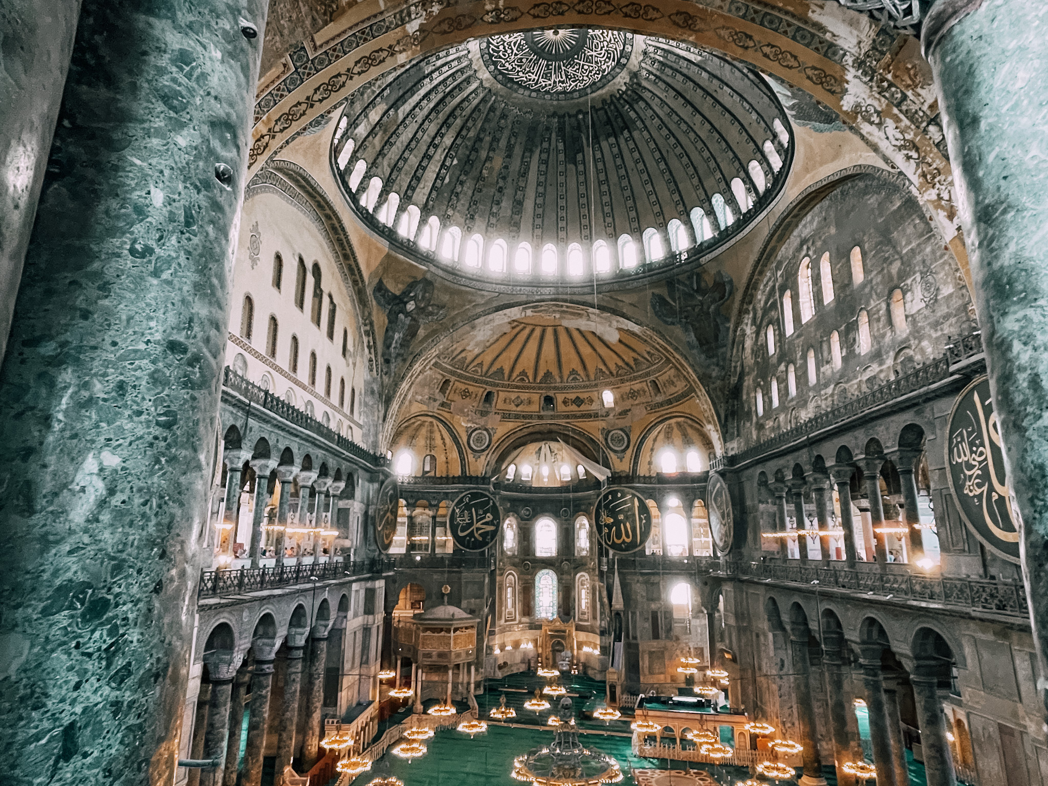 gli interni di Santa Sofia nel cuore di istanbul in Turchia