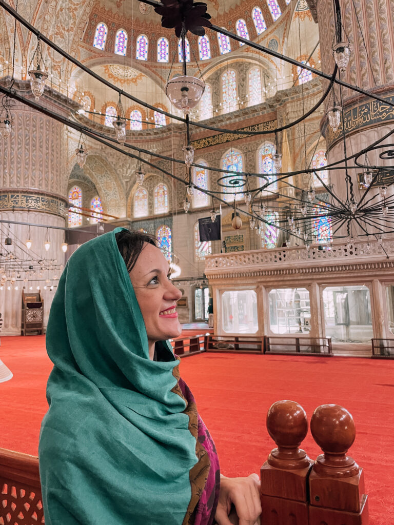 all'interno della Moschea Blu di Istanbul