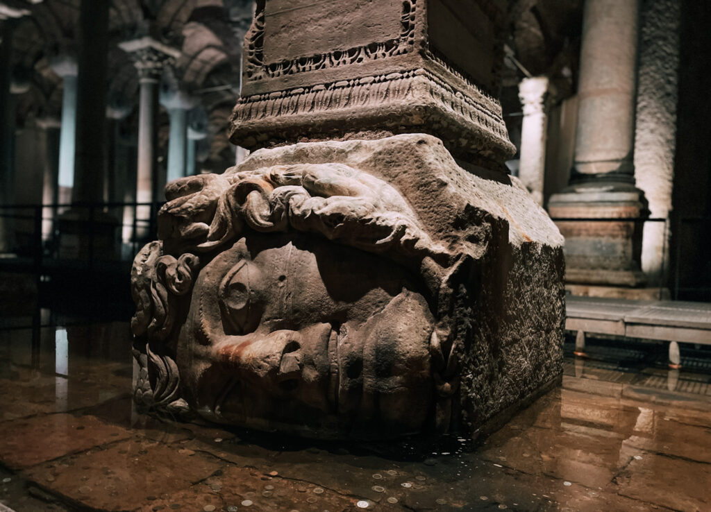 testa di Medusa nella Cisterna Basilica di Istanbul